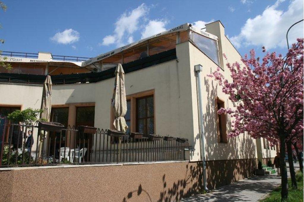Hotel Oko Nitra Exterior foto